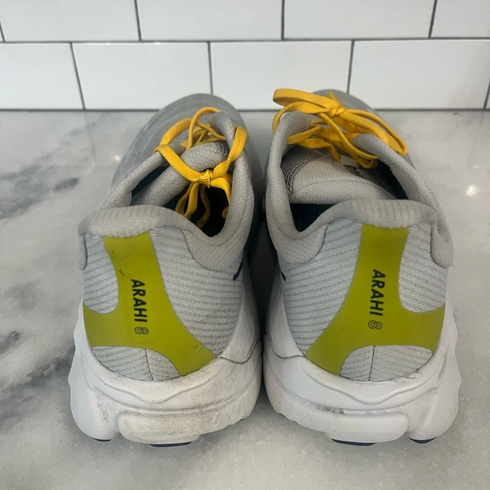 HOKA Arahi 8 Gray and Yellow Running Shoes - Picture 2 of 3